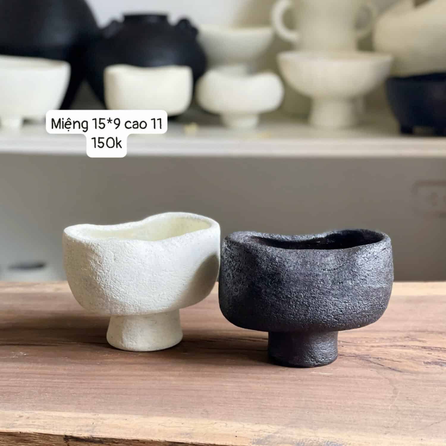 Gốm Chăm - Bình oval nhỏ có chân đen trắng M15*9C11