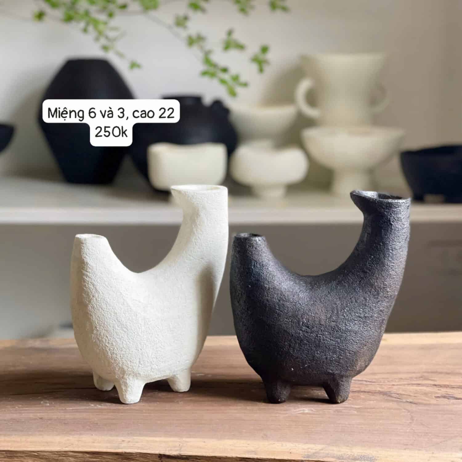 Gốm Chăm - Bình cong có chân đen trắng M6&3C22