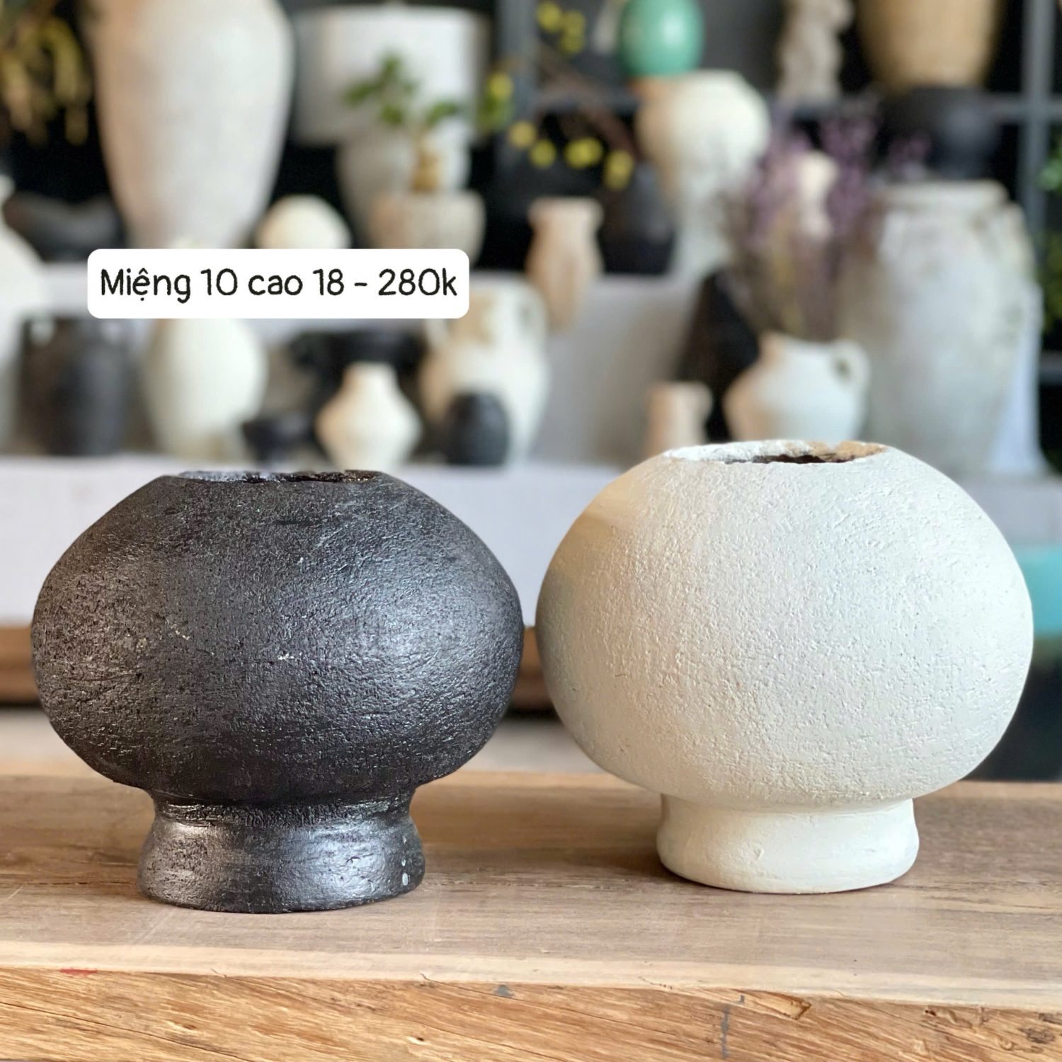 Gốm Chăm - Bình tròn đen trắng có chân M10C18